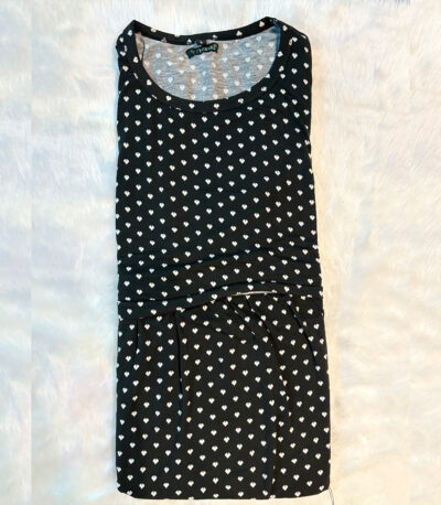 Elegant and cozy! This black loungewear dress with white hearts adds timeless charm to your everyday comfort routine.