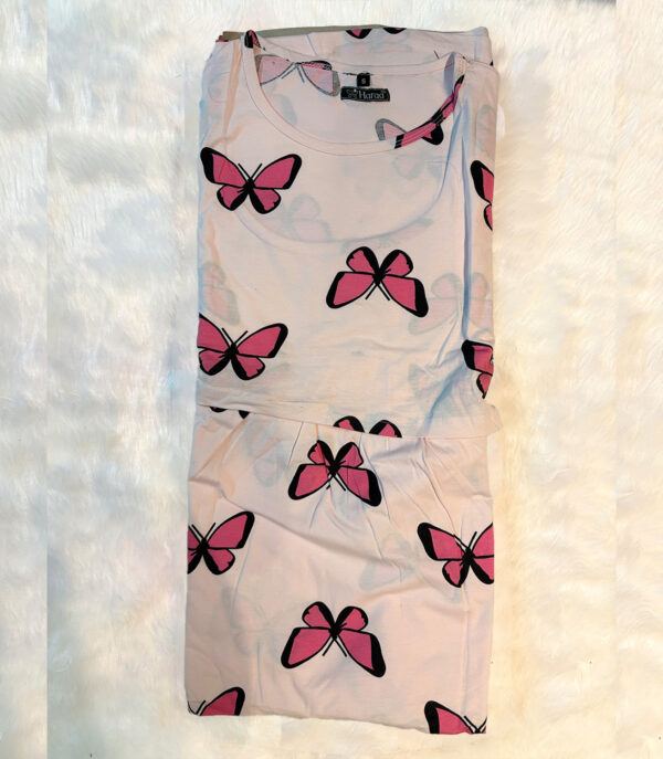 Charming butterfly print on blush pink – this lounge dress is soft, stylish, and perfect for cozy, feel-good moments at home.