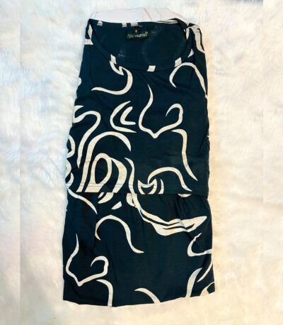 Chic meets cozy in this swirl-printed lounge dress. Soft, stylish, and relaxed – it’s your go-to for laid-back luxury at home.