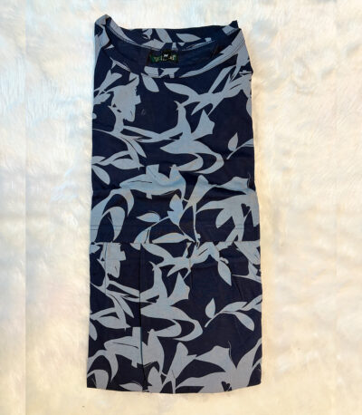 Calm and cozy in every thread. This leaf-patterned navy lounge dress is the perfect pick for peaceful days and relaxing evenings.